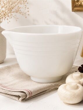 HAMILTON BEACH Vintage Milk Glass Mixing Bowl – Mid-Century USA